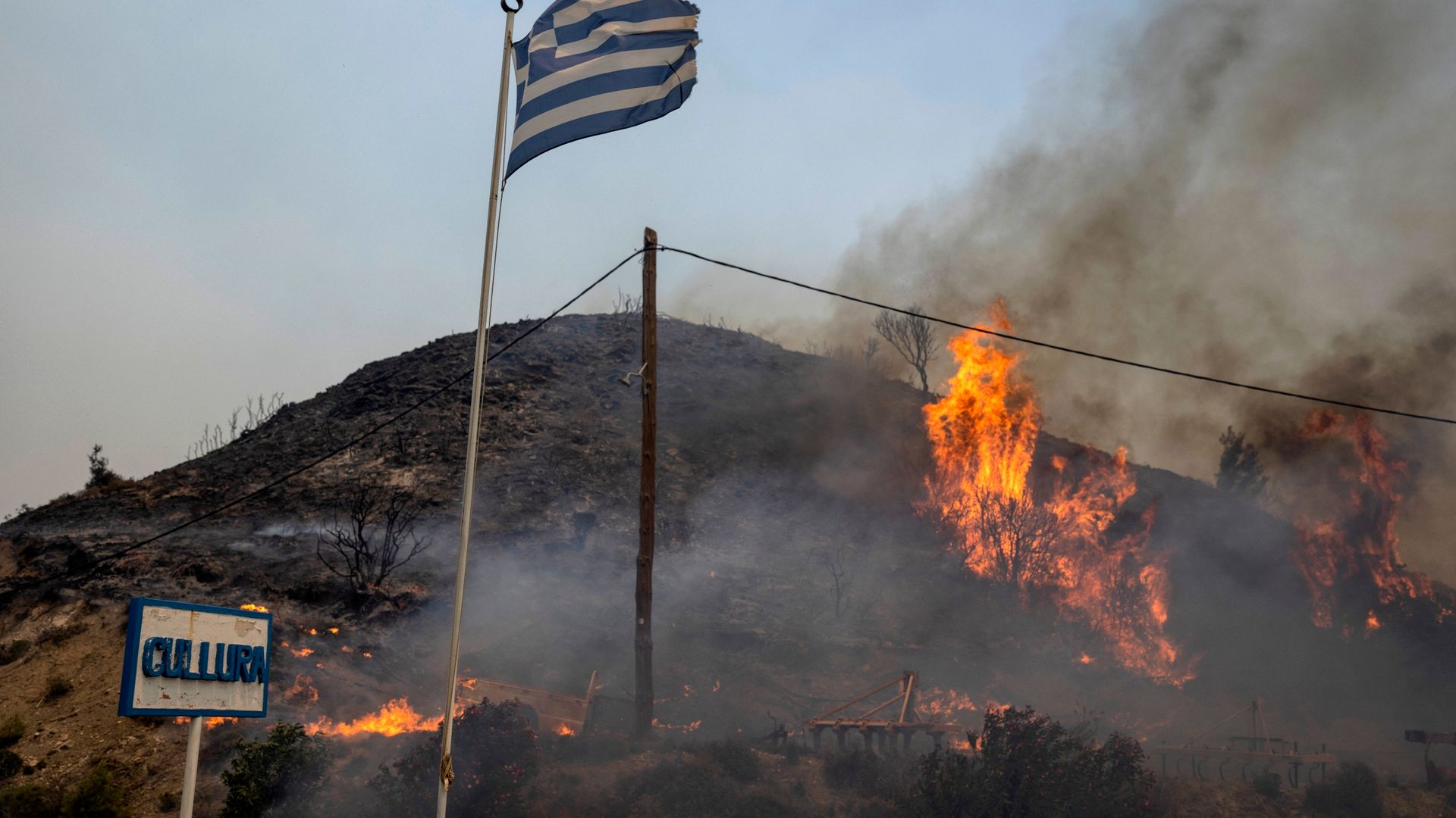 Flammen lodern im vergangenen Jahr auf einem Hügel auf Rhodos.