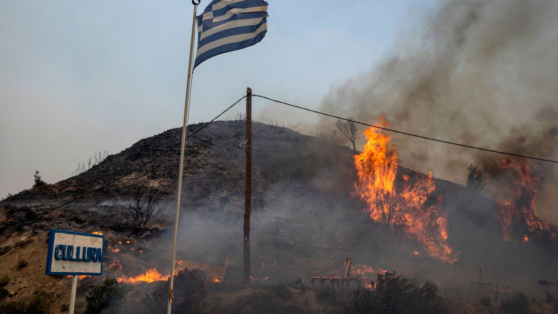Flammen lodern im vergangenen Jahr auf einem Hügel auf Rhodos.