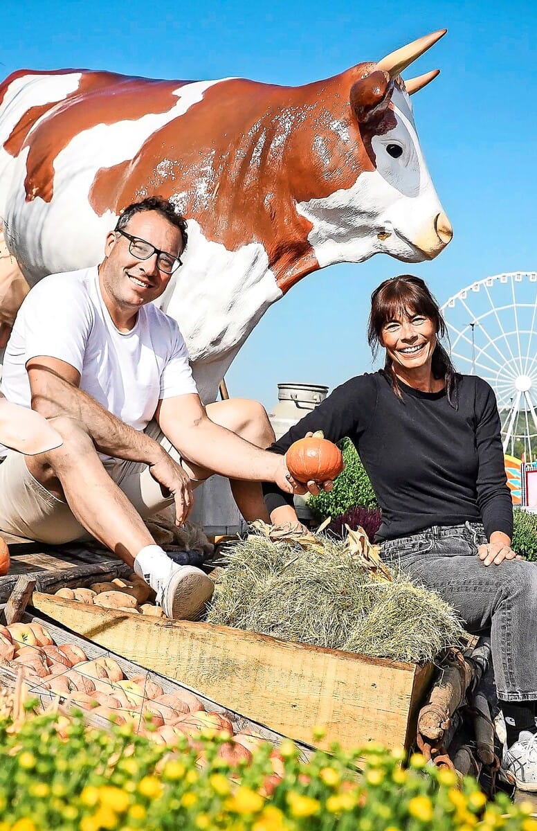 Die Geschwister Sebastian und Stefanie Meier sind für die Deko der Fruchtsäule und des Pavillondachs zuständig.