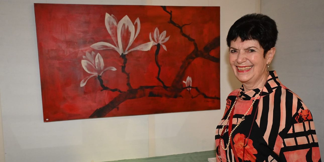 Barbara Steegmüller und ihre Magnolienblüte („aus meiner japanischen Phase“), eines von 32 Bildern, die im Magstadter Heimatmuseum ausgestellt sind.Bild: Reichert
