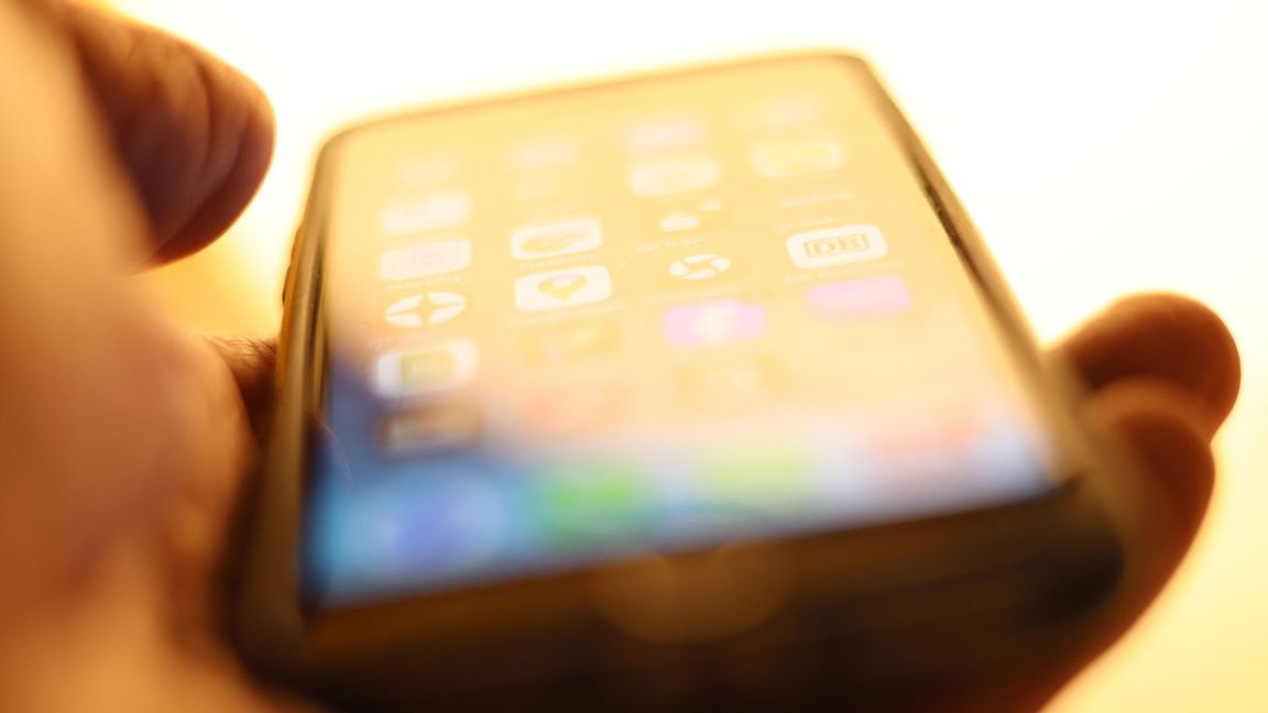 Fast 26 Stunden pro Woche surfen die Menschen in Deutschland mit dem Smartphone im Internet (Symbolbild).