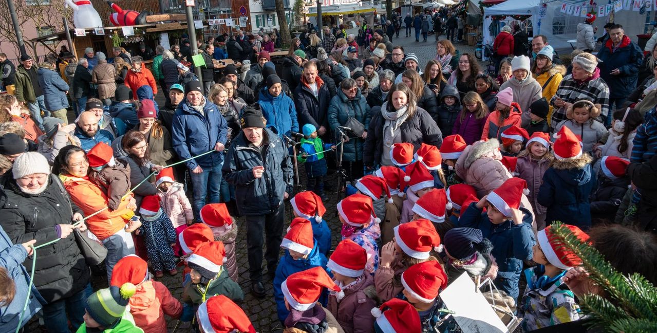 Viele rote Weihnachtsmützen waren beim Auftritt des Kindergartens zu sehen.