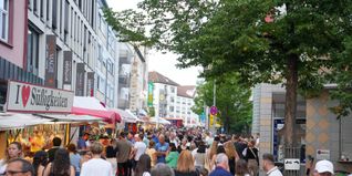 Die Poststraße wird beim Stadtfest zur „Beats and Bites Genussmeile“.