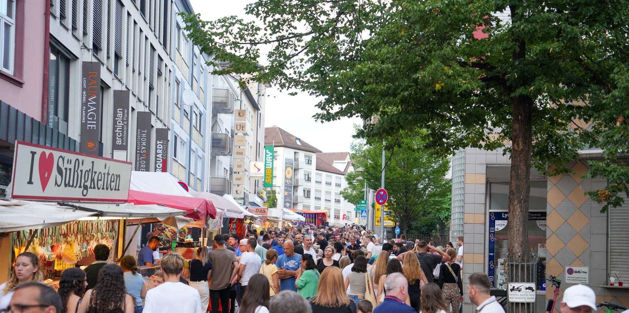 Die Poststraße wird beim Stadtfest zur „Beats and Bites Genussmeile“.