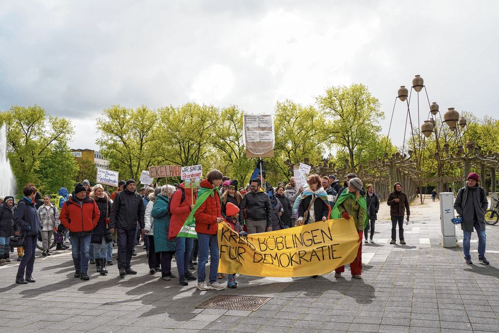Vom Elbenplatz aus setzte sich der Demozug in Bewegung.