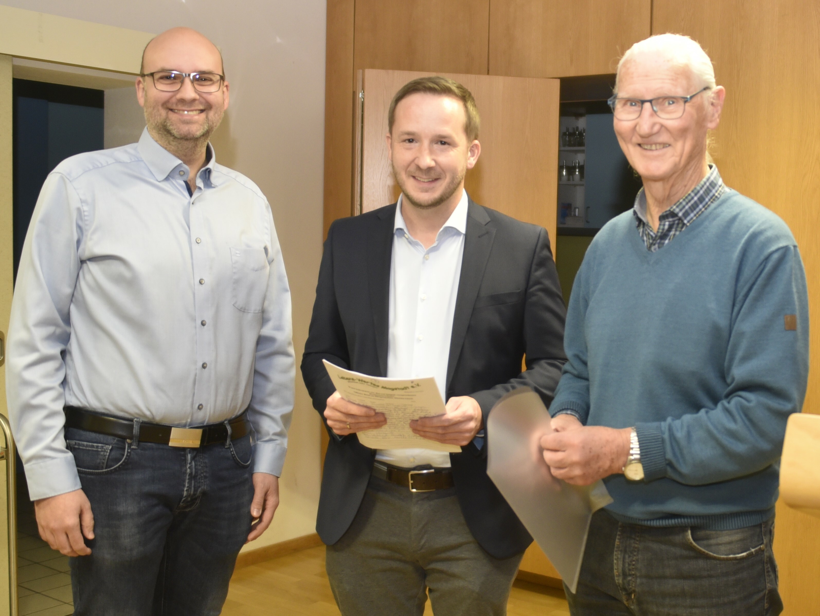 Daniel Rock (links) und Adi Friedrich (rechts) übergaben Bürgermeister Florian Glock die Unterschriftenliste. Bild: Reichert