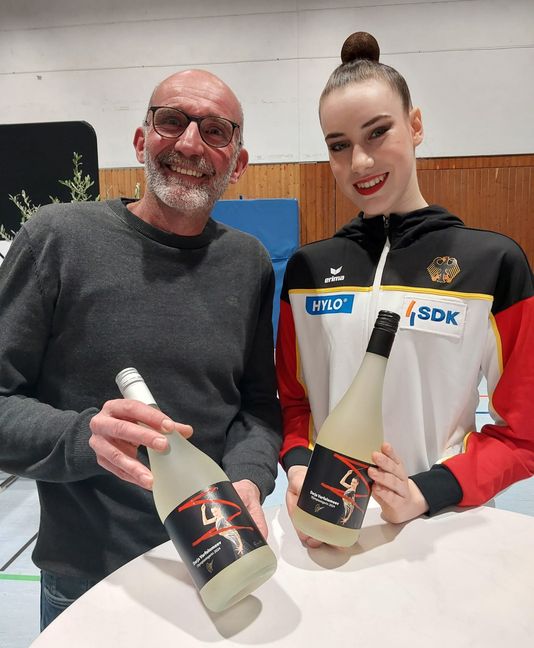Tom Seibold Vorstandsvorsitzender Fellbacher Weingärtner eG mit Darja Varfolomeev Siegerin Olympisches Gold in der Rhythmischen Sportgymnastik.