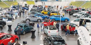 Pferdestärken statt Sportlermuskeln: Autosalon im Glaspalast.