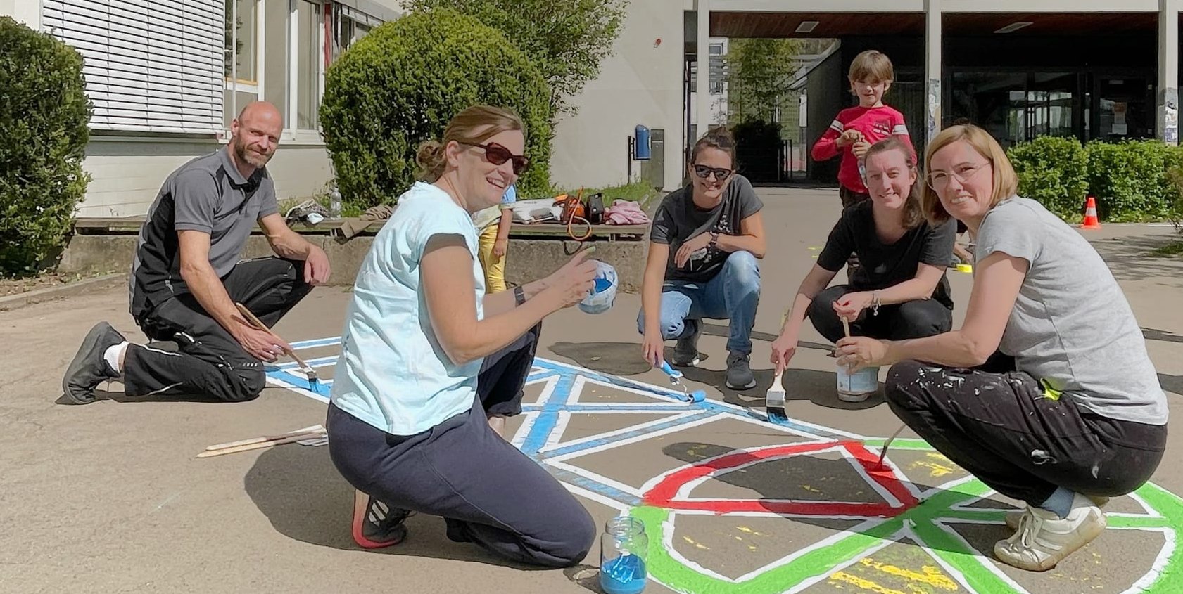 Teamarbeit in Farbe: Hausmeister Alexander Baal, Lehrerin Claudia Tinner-Stribick (vorne links) mit Vanessa Röckle, Claudia Schaller und Silke Metzen (von links) im Einsatz.