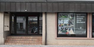 Zu den Gestaltungsvorschlägen der Architektengruppe KWP gehört auch, den bisherigen Eingang an die Stelle des Schaufensters zu verlegen, in dem derzeit das Plakat „Hier entsteht unsere neue Bücherei“ hängt. Bild: Reichert