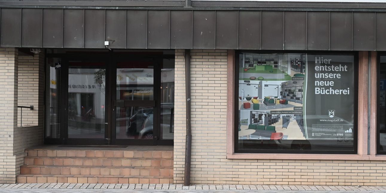 Zu den Gestaltungsvorschlägen der Architektengruppe KWP gehört auch, den bisherigen Eingang an die Stelle des Schaufensters zu verlegen, in dem derzeit das Plakat „Hier entsteht unsere neue Bücherei“ hängt. Bild: Reichert