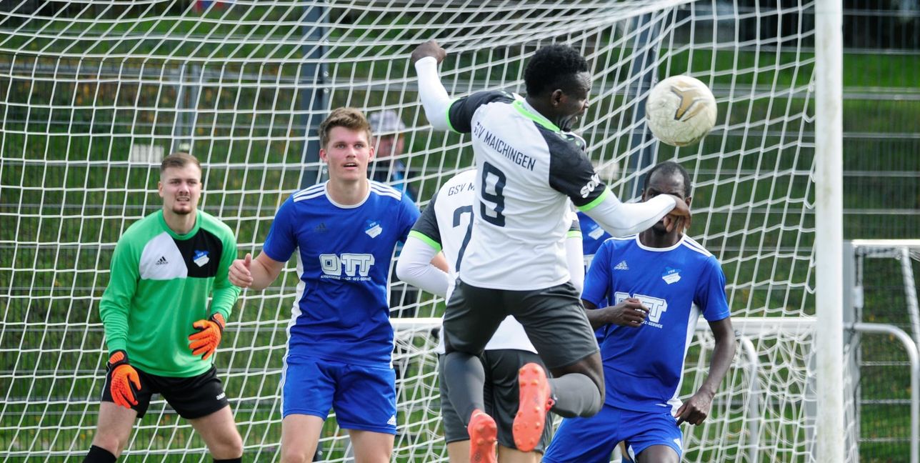 Der Maichinger Abdoul Goffar Tchagbele  (Nummer 9) traf beim 6:2 gegen den FSV Deufringen drei Mal. Bild: photostampe