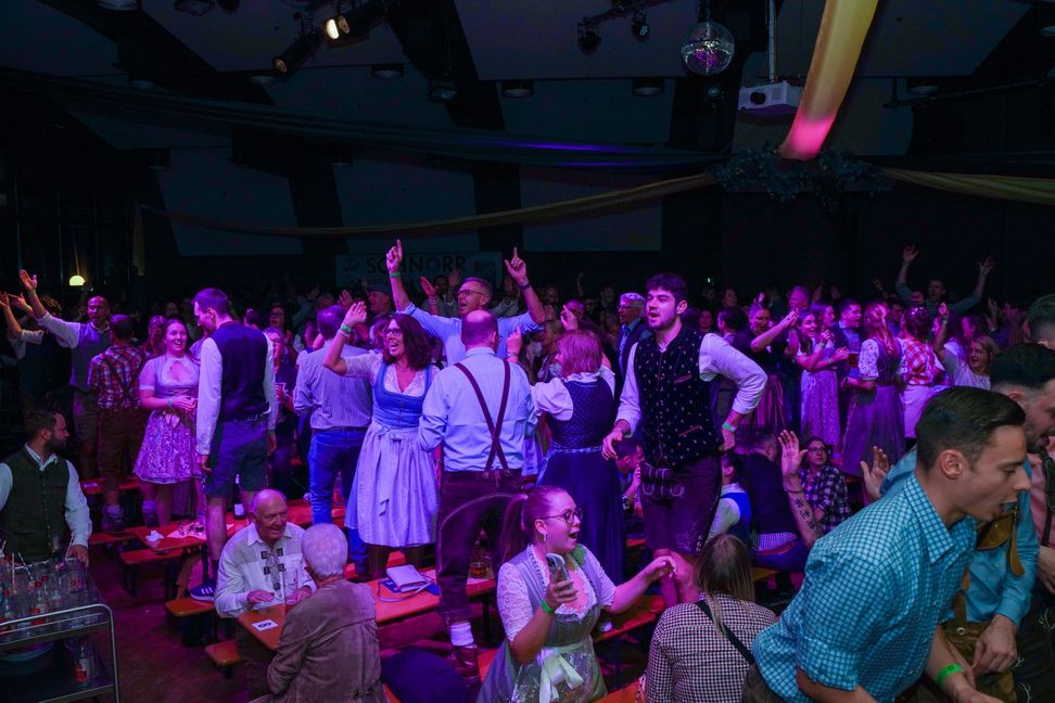 Beste Stimmung beim Maichinger Oktoberfäschd im Bürgerhaus.
