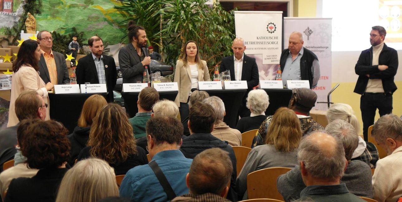 Im Böblinger Arbeiterzentrum haben Anja Lange (DGB-Gewerkschaftssekretärin), Richard Pitterle (BSW), Thomas Walz (Die Linke), Tobias B. Bacherle (Grüne), Jasmina Hostert (SPD), Marc Biadacz (CDU), Andreas Knapp (FDP) und Marian Schirmer (katholischer Betriebsseelsorger) zur Bundestagswahl am 23. Februar diskutiert (von links).