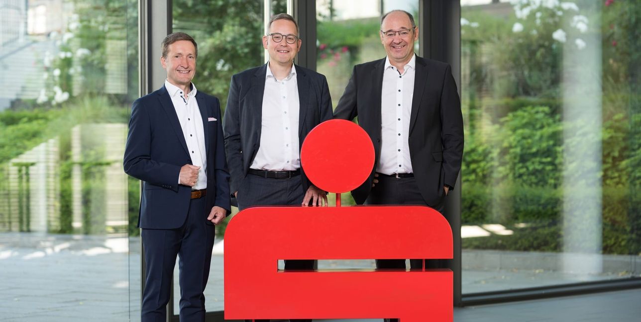 Blicken optimistisch in die Zukunft der Kreissparkasse Böblingen: Vorstandsvorsitzender Michael Fritz (Mitte) und die Vorstände Markus Linha (links) und Oliver Braun.