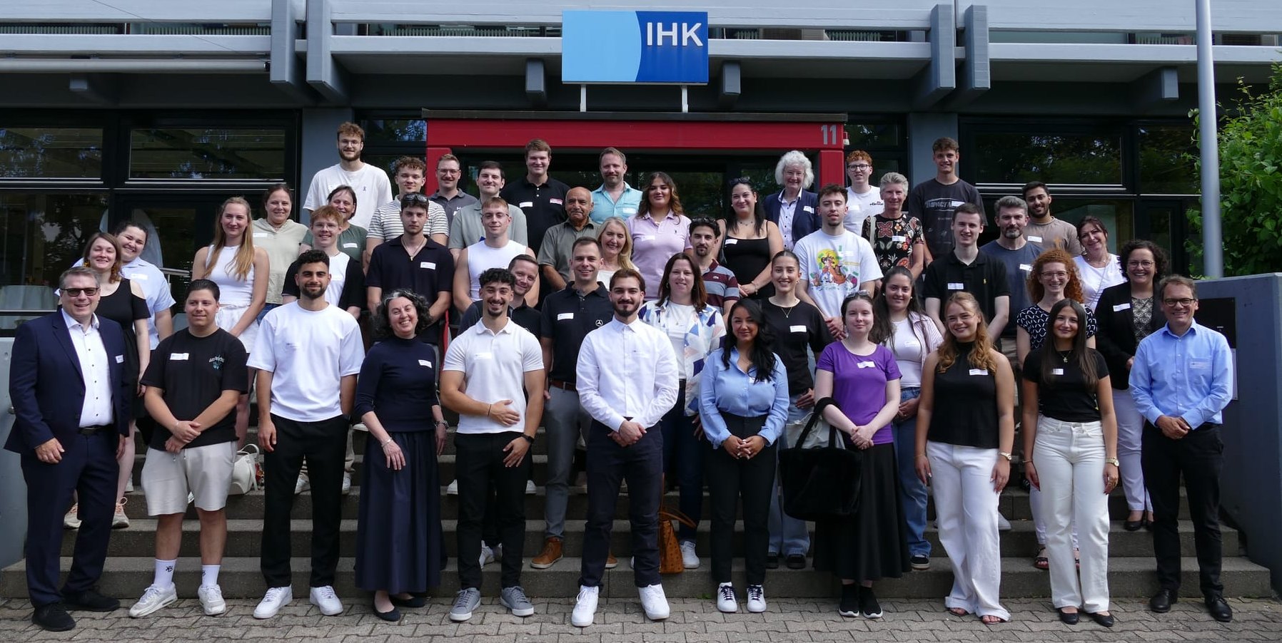Gruppenbild der ausgezeichneten Auszubildenden und Ausbilder, gemeinsam mit Andreas Weeber (vorne links) – Präsident der IHK-Bezirkskammer Böblingen; Aysegül Özdemir (erste Reihe, vierte von links) – Projektkoordinatorin IHK-Bezirkskammer Böblingen; Tilo Ambacher (vorne rechts) stellvertretender Geschäftsführer IHK-Bezirkskammer Böblingen und Marion Oker (zweite Reihe, rechts) – Leitende Geschäftsführerin IHK-Bezirkskammer Böblingen.