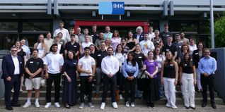 Gruppenbild der ausgezeichneten Auszubildenden und Ausbilder, gemeinsam mit Andreas Weeber (vorne links) – Präsident der IHK-Bezirkskammer Böblingen; Aysegül Özdemir (erste Reihe, vierte von links) – Projektkoordinatorin IHK-Bezirkskammer Böblingen; Tilo Ambacher (vorne rechts) stellvertretender Geschäftsführer IHK-Bezirkskammer Böblingen und Marion Oker (zweite Reihe, rechts) – Leitende Geschäftsführerin IHK-Bezirkskammer Böblingen.