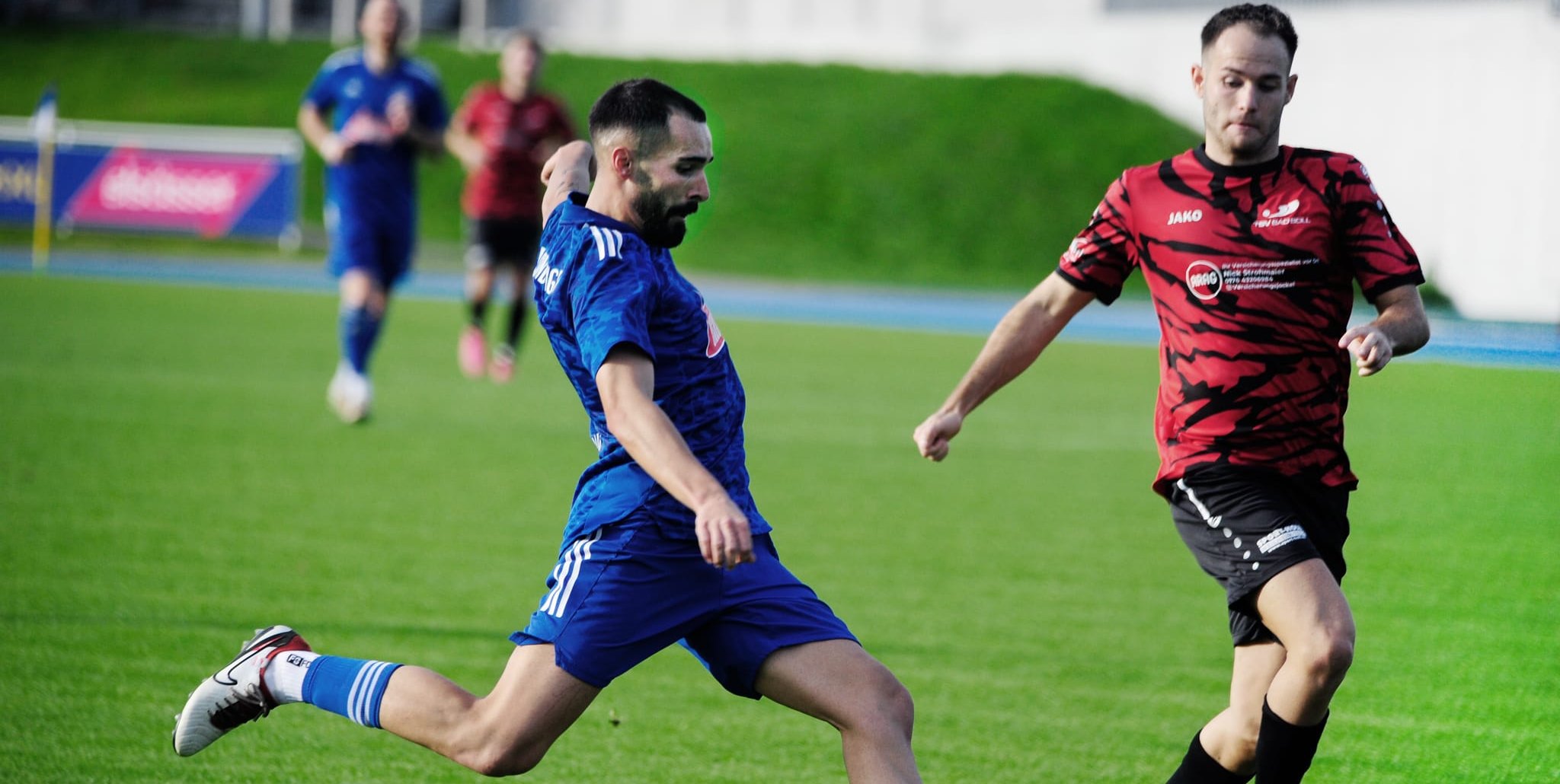 André Simao (links) erzielte zwei der drei Sindelfinger Treffer beim Sieg gegen Bad Boll.