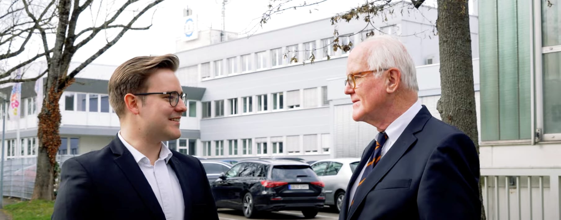Maximilian Reinhardt (links) und Dr. Andreas Beyer vor dem Firmenstandort der RAS Reinhardt Maschinenbau GmbH in Sindelfingen.