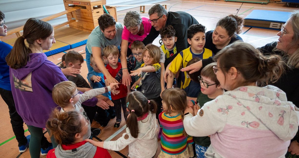 Trainerin Marielle Bohm (blaues T-Shirt), die Kinder und Eltern haben jede Menge Spaß.