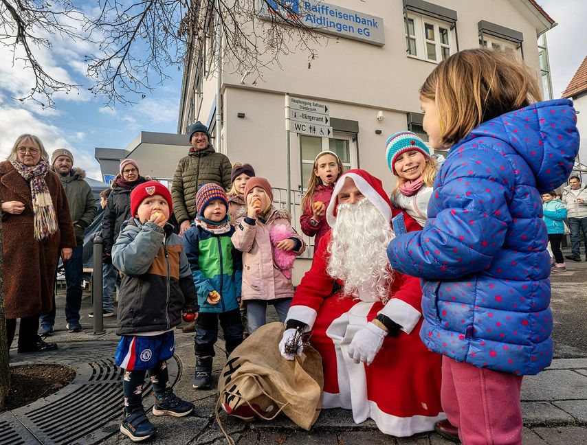 Der Nikolaus war auf dem Aidlinger Weihnachtsmarkt unterwegs.