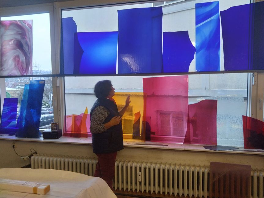 Sabina Hunger wählt ausdrucksstarke Farben für die Glasfenster aus. Bilder: z
