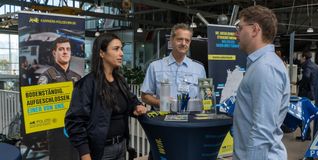Didem Traianidis, Polizeioberkommissarin beim Polizeipräsidium Ludwigsburg (links), und Jürgen Hach, Einstellungsberater beim Polizeipräsidium Ludwigsburg informieren darüber, welche Jobmöglichkeiten es bei der Polizei gibt.