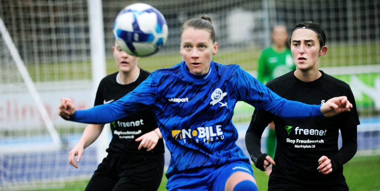 Volle Konzentration auf den Ball: die Sindelfingerin Laura Seifert (Mitte). 	Bild: photostampe