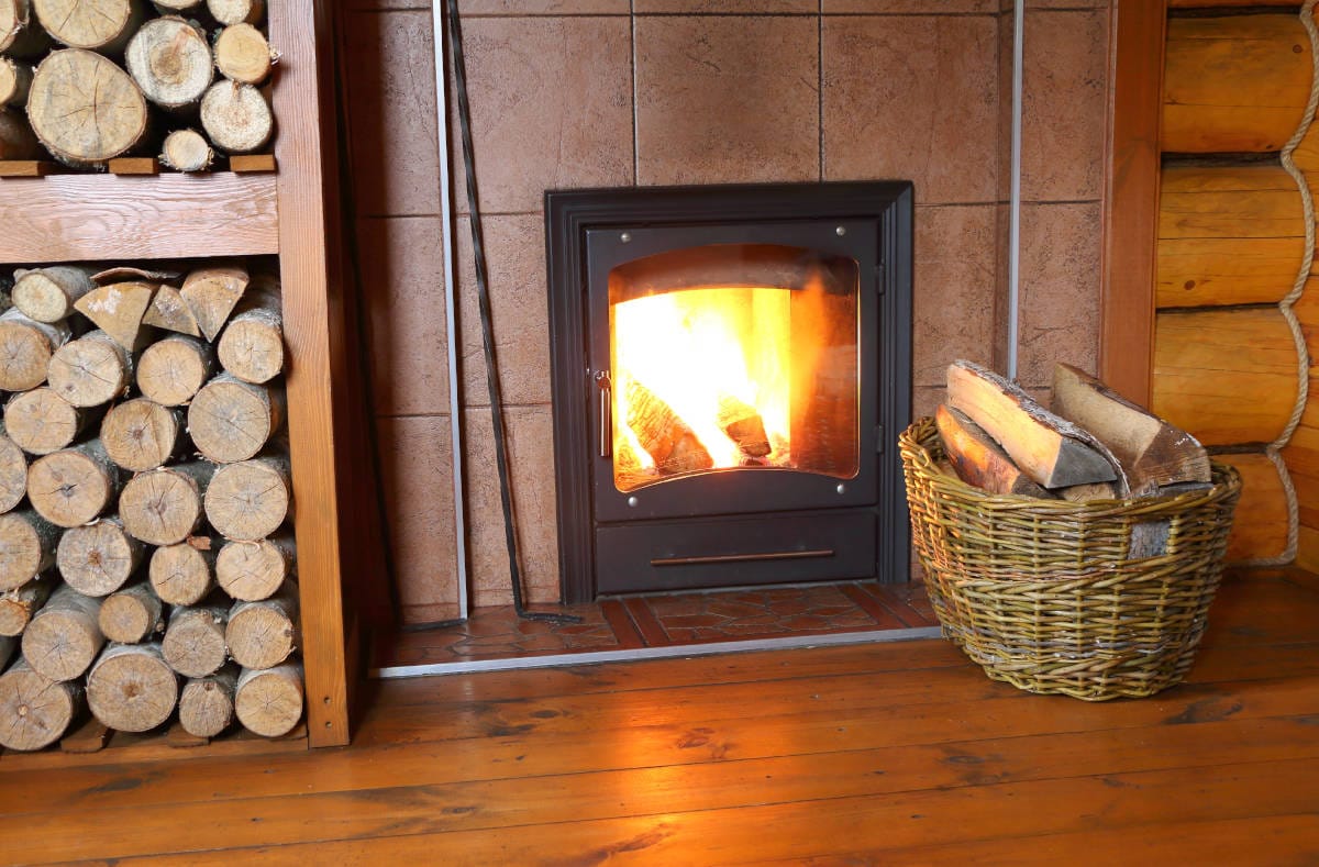 Erfahren Sie, wie Sie mit einem Grundofen effizient und schonend heizen, welche Holzarten geeignet sind und worauf Sie beim Betrieb und der Pflege achten sollten.