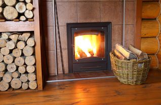 Erfahren Sie, wie Sie mit einem Grundofen effizient und schonend heizen, welche Holzarten geeignet sind und worauf Sie beim Betrieb und der Pflege achten sollten.