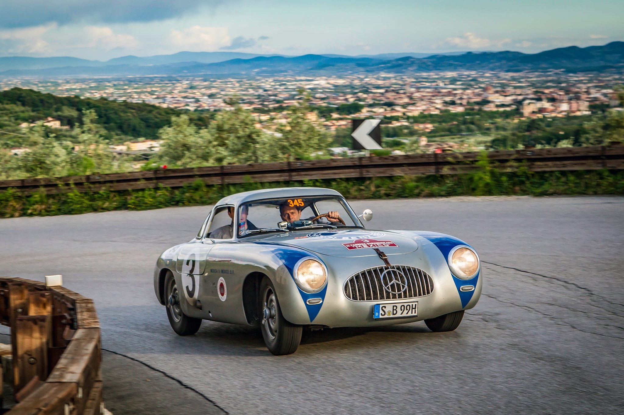 Bei der 1000 Miglia vom 9. bis 13. Juni gehen vier Mercedes-Benz 300 SL (Baureihen W 194 und W 198) an den Start.
