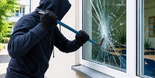 Täter stahlen Tablets und Bargeld.