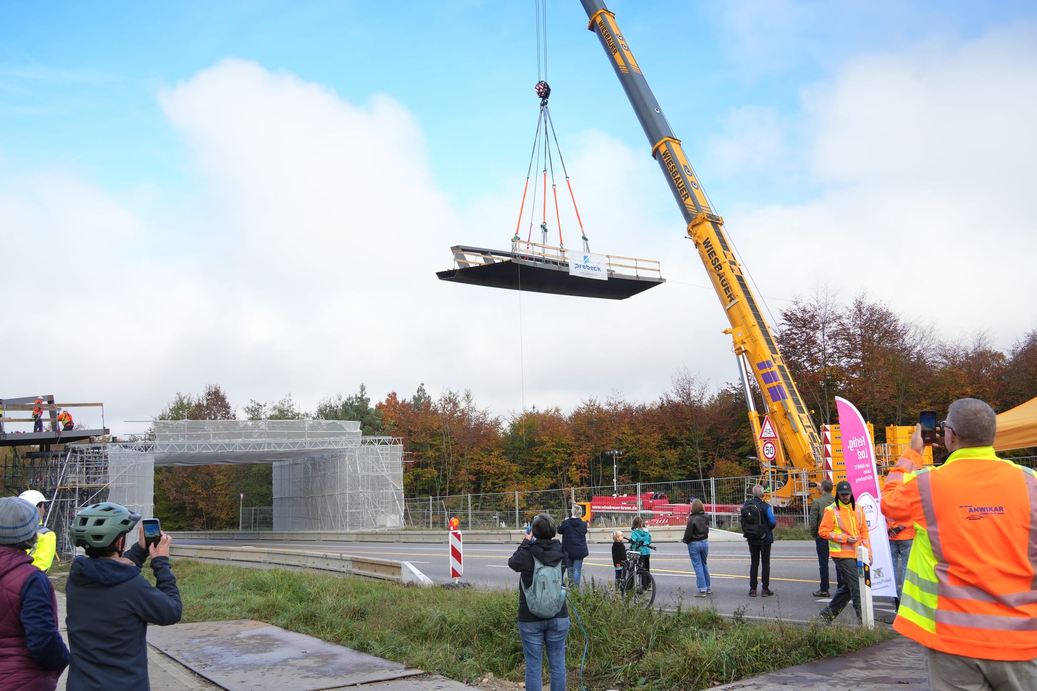 Die neue Radweg-Brücke wird an ihren Platz über der Panzerstraße gehoben.