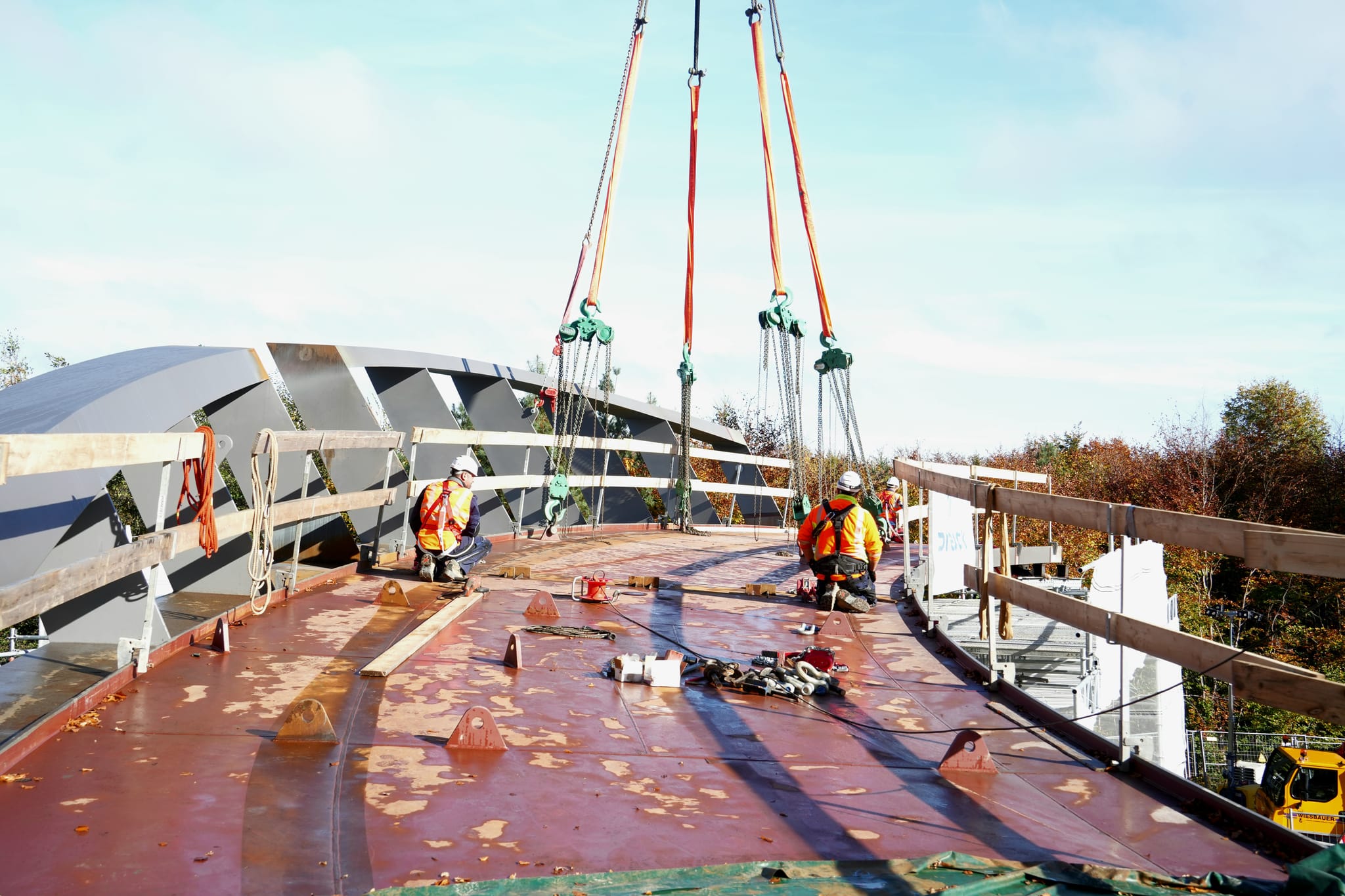 Die neue Radweg-Brücke wird an ihren Platz über der Panzerstraße gehoben.