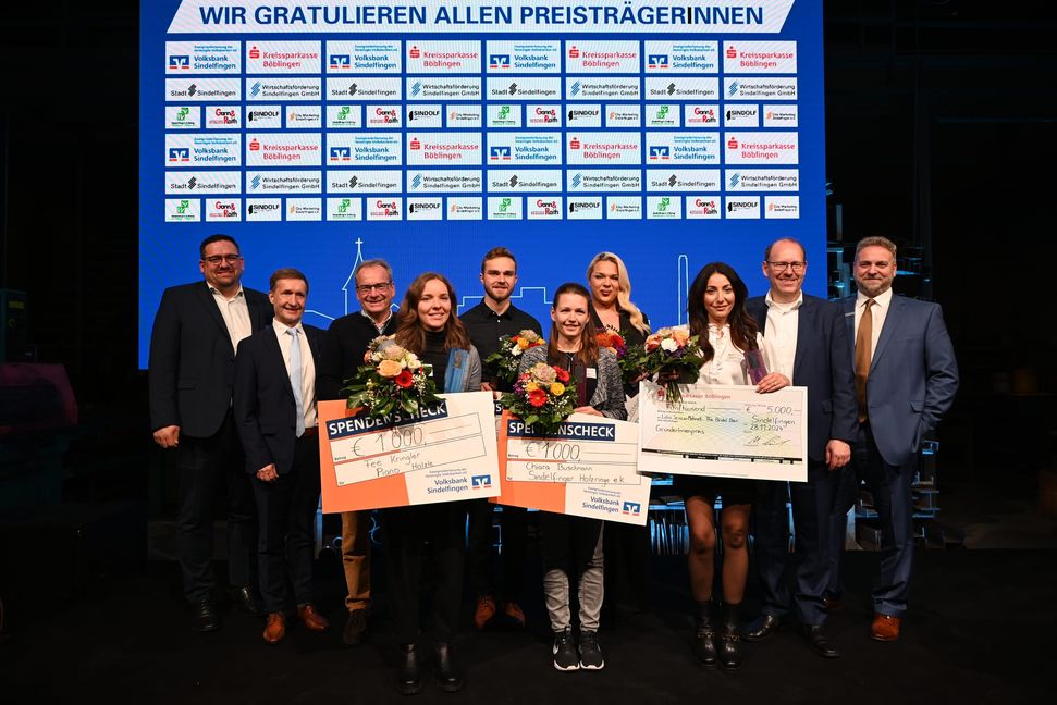 Preisträger, Laudatoren und Sponsoren (von links): Felix Rapp, Markus Linha, Ulrich Röhm, Fee Kringler, Leonard Neumeier, Chiara Buschmann, Albi Andraku, Lidia Sciscio-Mehmeti, OB Dr. Bernd Vöhringer und Gianluca Marghella.