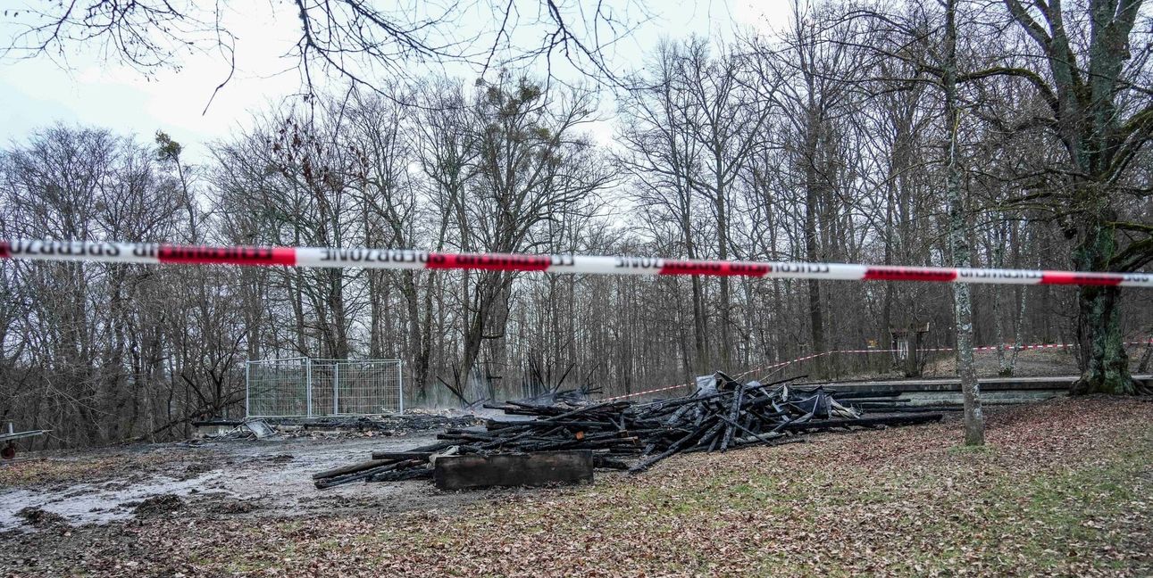 Trauriger Rest der Magstadter Blockhütte am Morgen nach dem Brand.