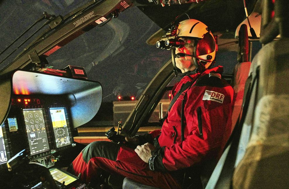 Heute sind Nachtflüge mit Restlichtverstärkerbrillen möglich. Künftig könnten die Piloten nicht nur Hubschrauber, sondern Multikopter steuern.