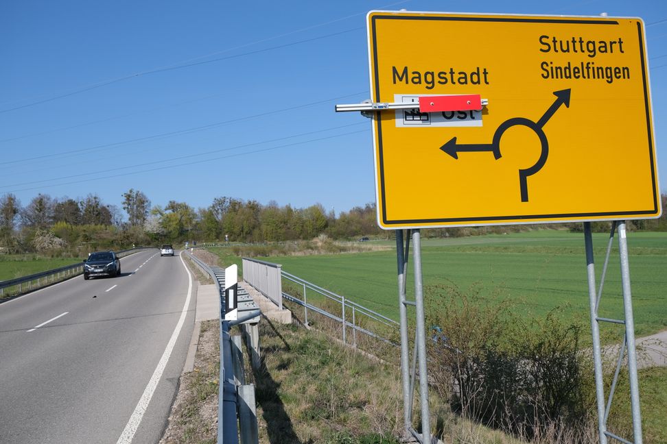 Auf den Schildern an der Magstadter Südtangente ist die Zufahrt zum Gewerbegebiet Ost über die Osttangente bereits berücksichtigt. Ansonsten gibt es die Straße bisher nur auf dem Papier. Bild: Reichert
