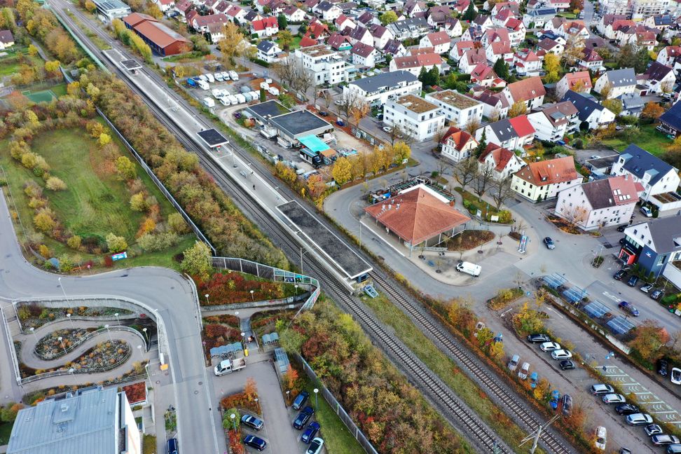 Das Luftbild vom Ehninger Bahnhof. Würde hier die zusätzliche S-Bahn enden, bräuchte es ein Wendegleis und umfangreiche Signalarbeiten. Bild: Holom