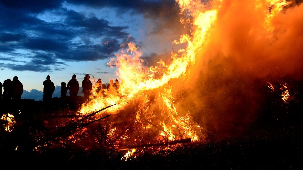 Wegen der Trockenheit steht noch nicht überall fest, ob Osterfeuer abgebrannt werden können. (Archivfoto)