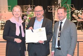 Umweltministerin Thekla Walker und Bürgermeister Florian Glock (rechts) zeichnen Peter Kreczmarsky für sein langjähriges Engagement mit der Landesehrennadel aus.