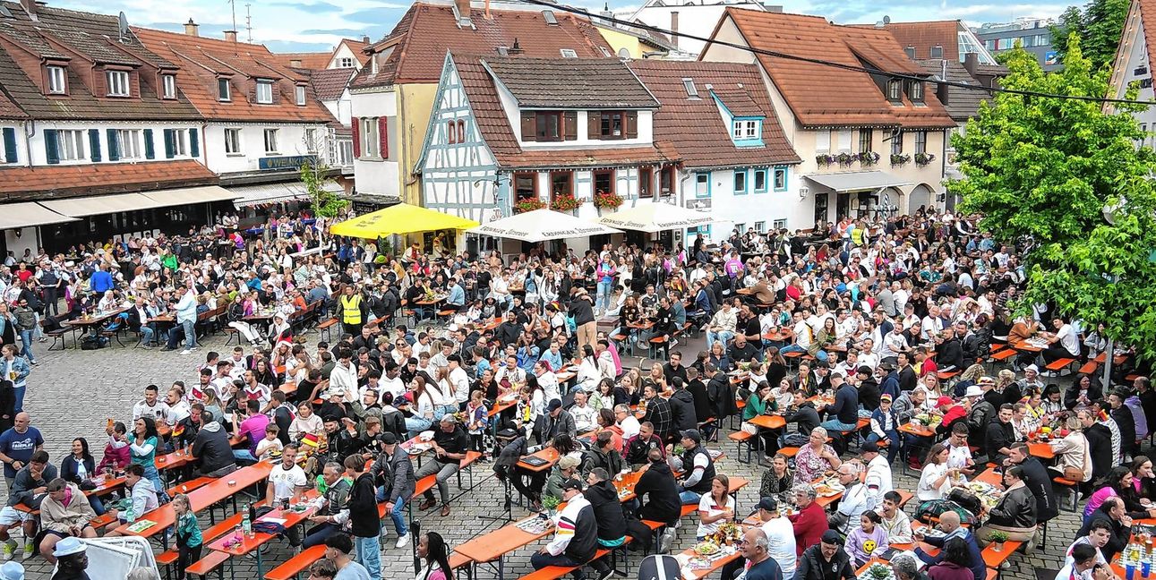 19 Uhr, der Wettbachplatz füllt sich.