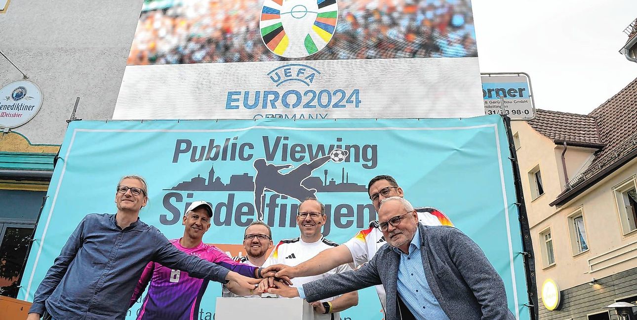 Thomas Fenzl, Geschäftsführer des Congess Center Böblingen Sindelfingen, Andreas Russky von der VfL-Fußballschule Fairplay, Citymanager Hanno Kreuter, OB Dr. Bernd Vöhringer, Wirtschaftsförderer Felix Rapp und Stadtwerke Geschäftsführer Dr. Karl-Peter Hoffmann drücken den roten Knopf (von links). Ab jetzt regiert König Fußball auf dem Wettbachplatz.