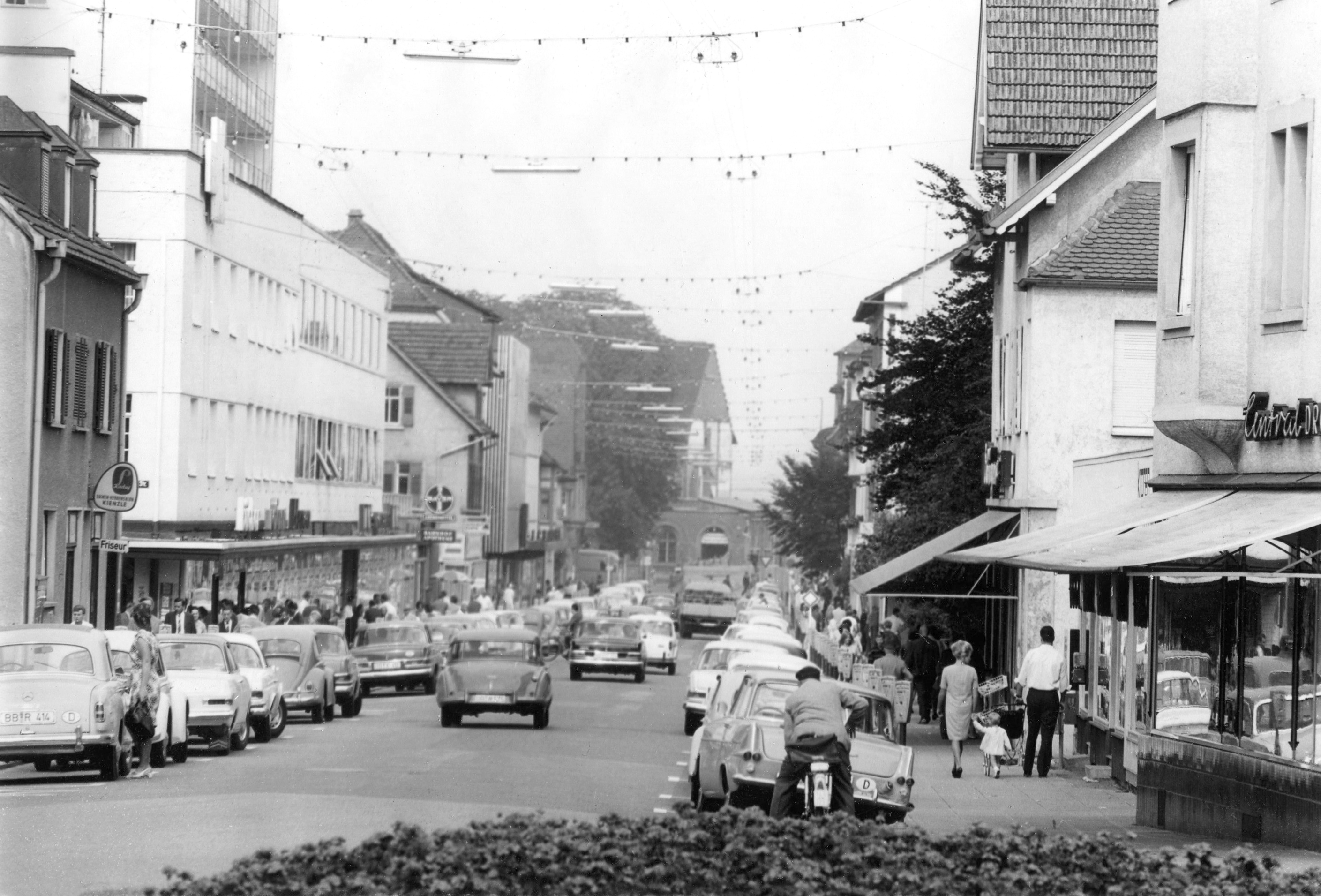 Doe Bahnhofstraße in den 60er Jahren -- links das Reformhaus Klett, rechts vorn das Haus des Textil- und Getränkehändlers Botzenhard, die spätere Drogerie Popp und daginter das Schuhaus Ebinger, das schon auf dem oberen Bild rechts alleinstehend zu sehen ist. Bild: Nowak