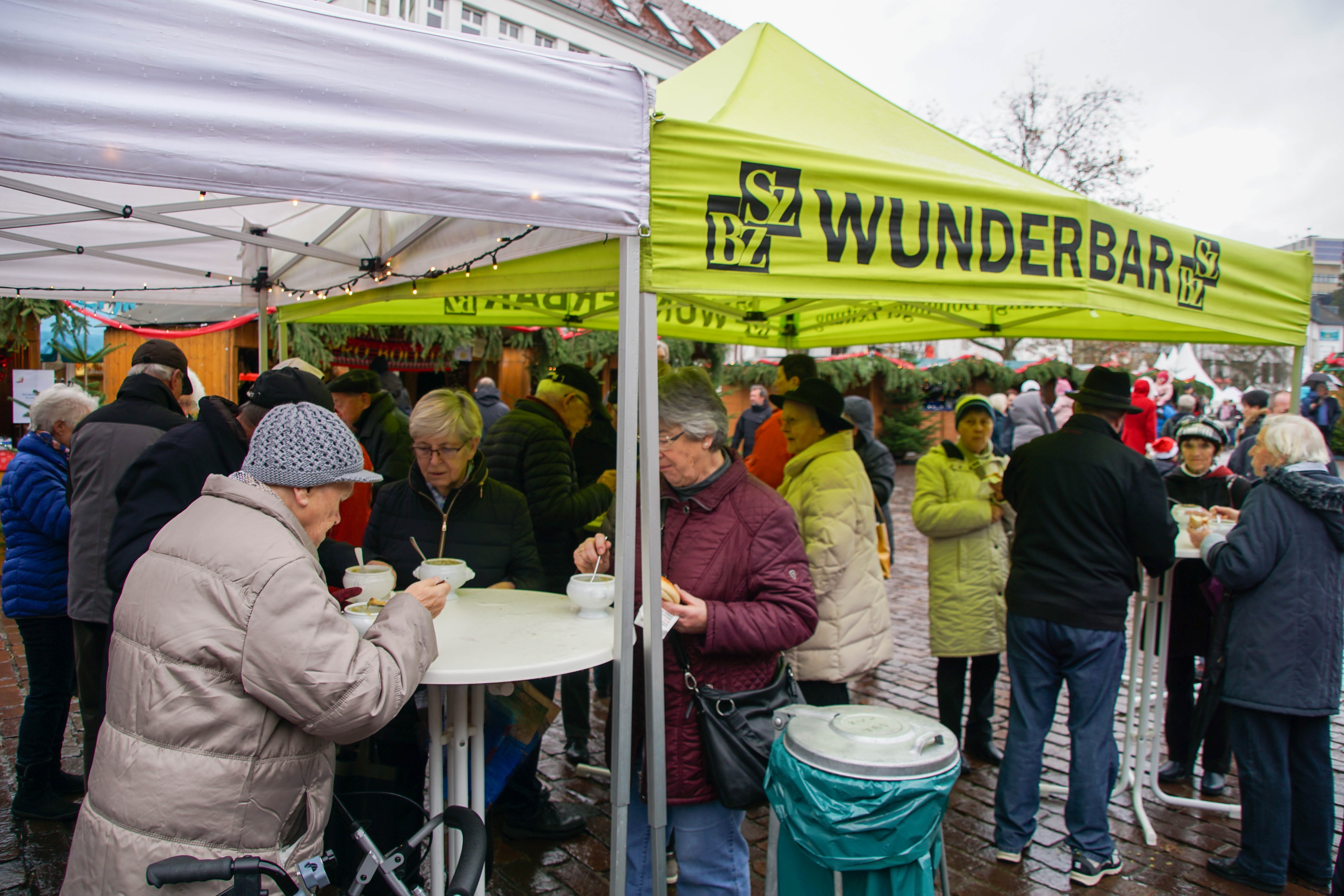 Endlich wieder Weihnachtsmarkt in Sindelfingen, endlich wieder Erbsensuppe für „Nachbarn in Not“ von 11 bis gegen 14 Uhr am Stand der SZ/BZ.   Bild: Dettenmeyer/Archiv