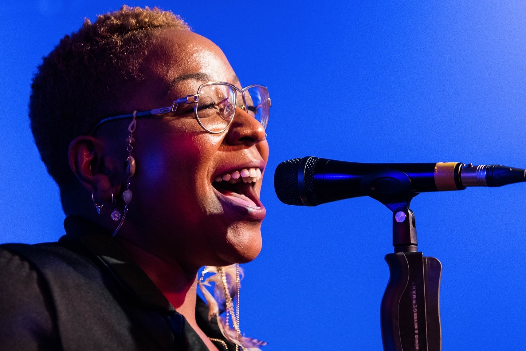 Bei Sängerin Journi und ihrer Band gibt es bereits am Freitagabend fetzigen Soul im Blauen Haus in Böblingen. Bild: z