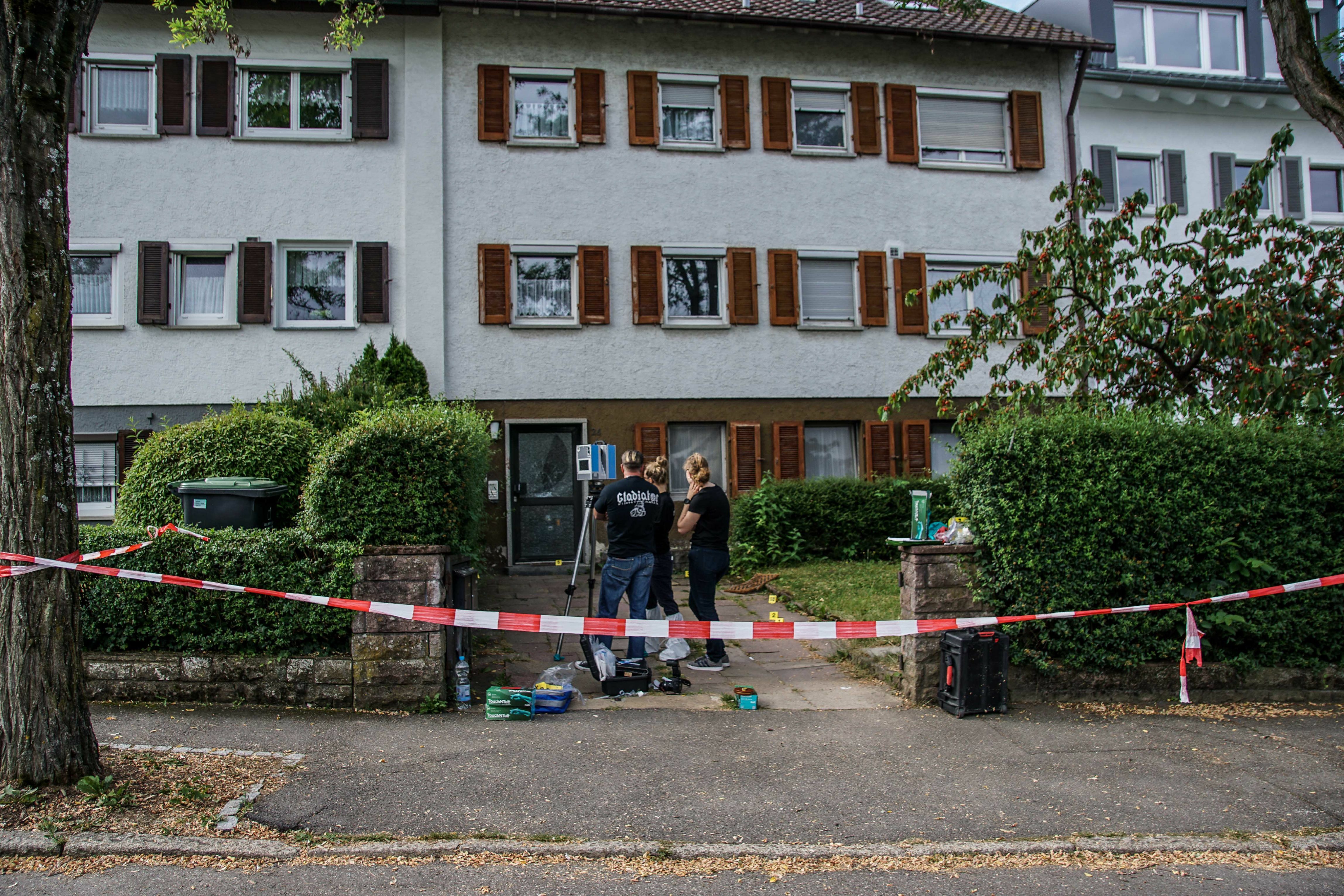 Kriminaltechiker machen 3D-Aufnahmen vom Tatort.