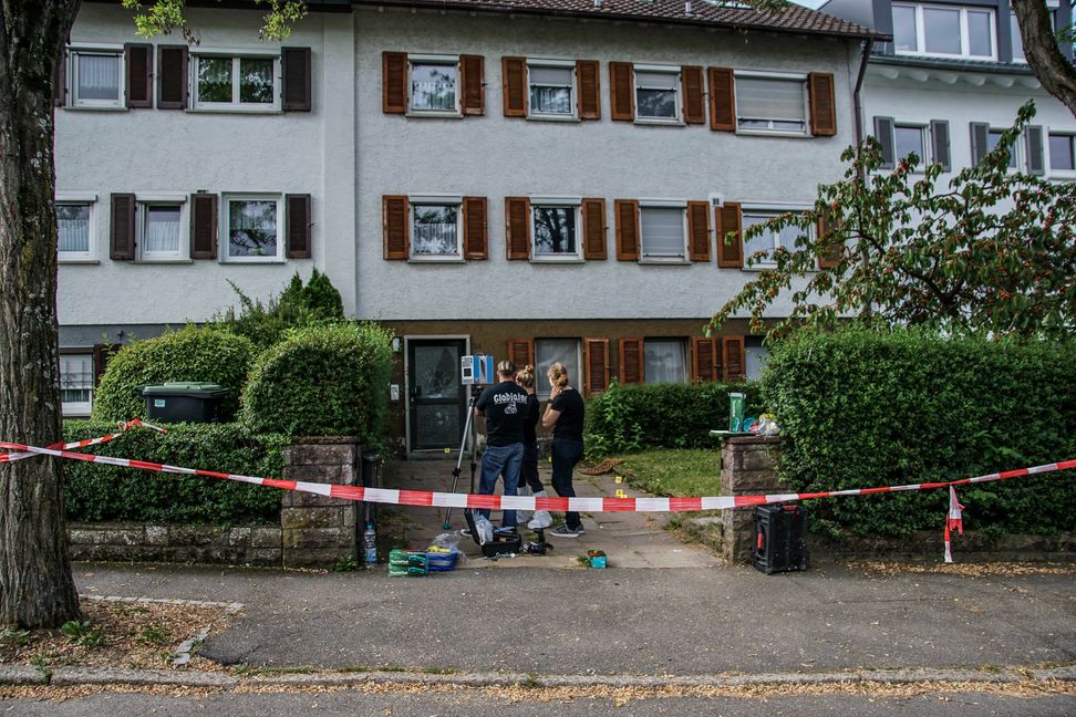 Kriminaltechiker machen 3D-Aufnahmen vom Tatort.