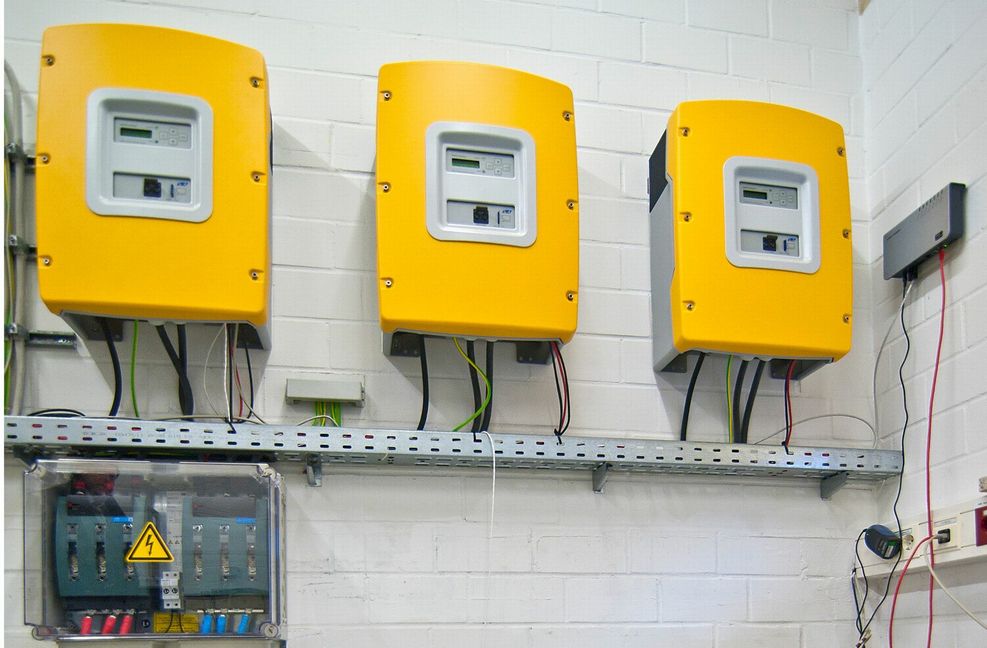 Selbst produzierter Strom vom Hausdach kann mit einer netzdienlichen Batterie gespeichert werden. Hier sind Steuerelemente eines Batteriespeichers für Solarstrom zu sehen.
 Foto: dpa/Dominique Leppin