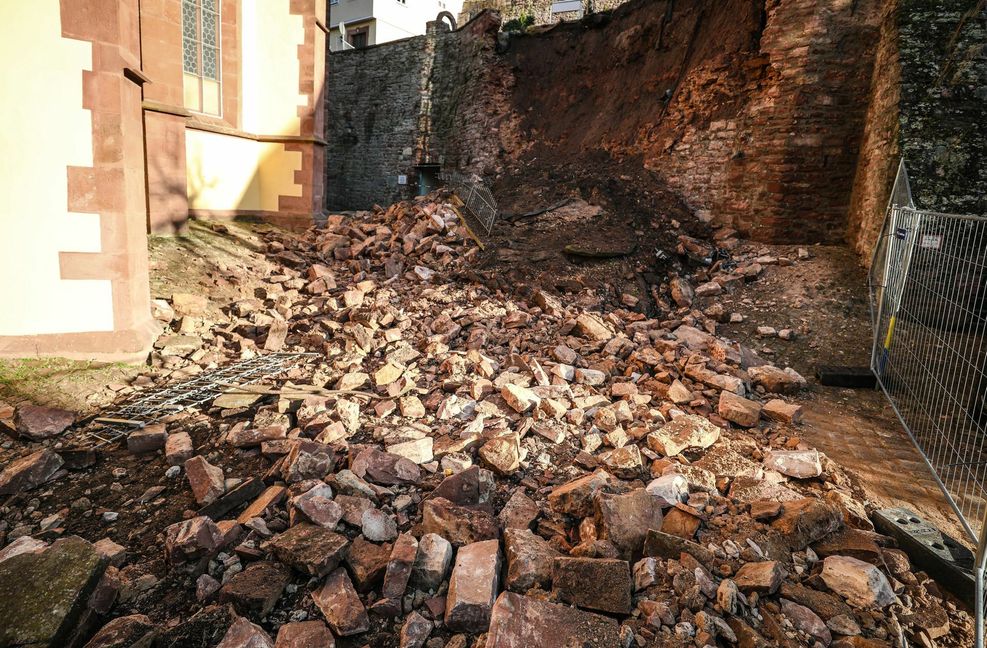 Nach dem Einsturz durchsuchten die Rettungskräfte mit Suchhunden die Trümmer nach Verschütteten. Das bange Warten hatte schließlich ein Ende, niemand war von der Mauerstücken begraben worden. Der Erleichterung folgte die Frage: Wie konnte das passieren? Foto: dpa